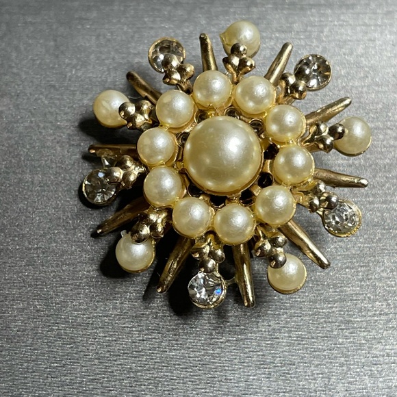 Tiered Pearl Bead & Rhinestone Snowflake Brooch Gold Tone Unsigned Vintage - Picture 6 of 6